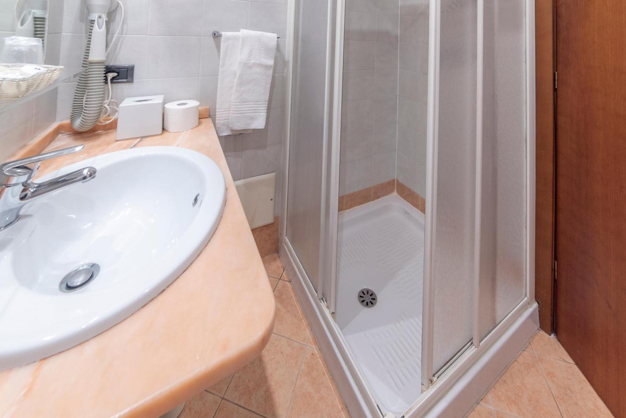 Hotel Bettina Mergozzo Bagian luar foto